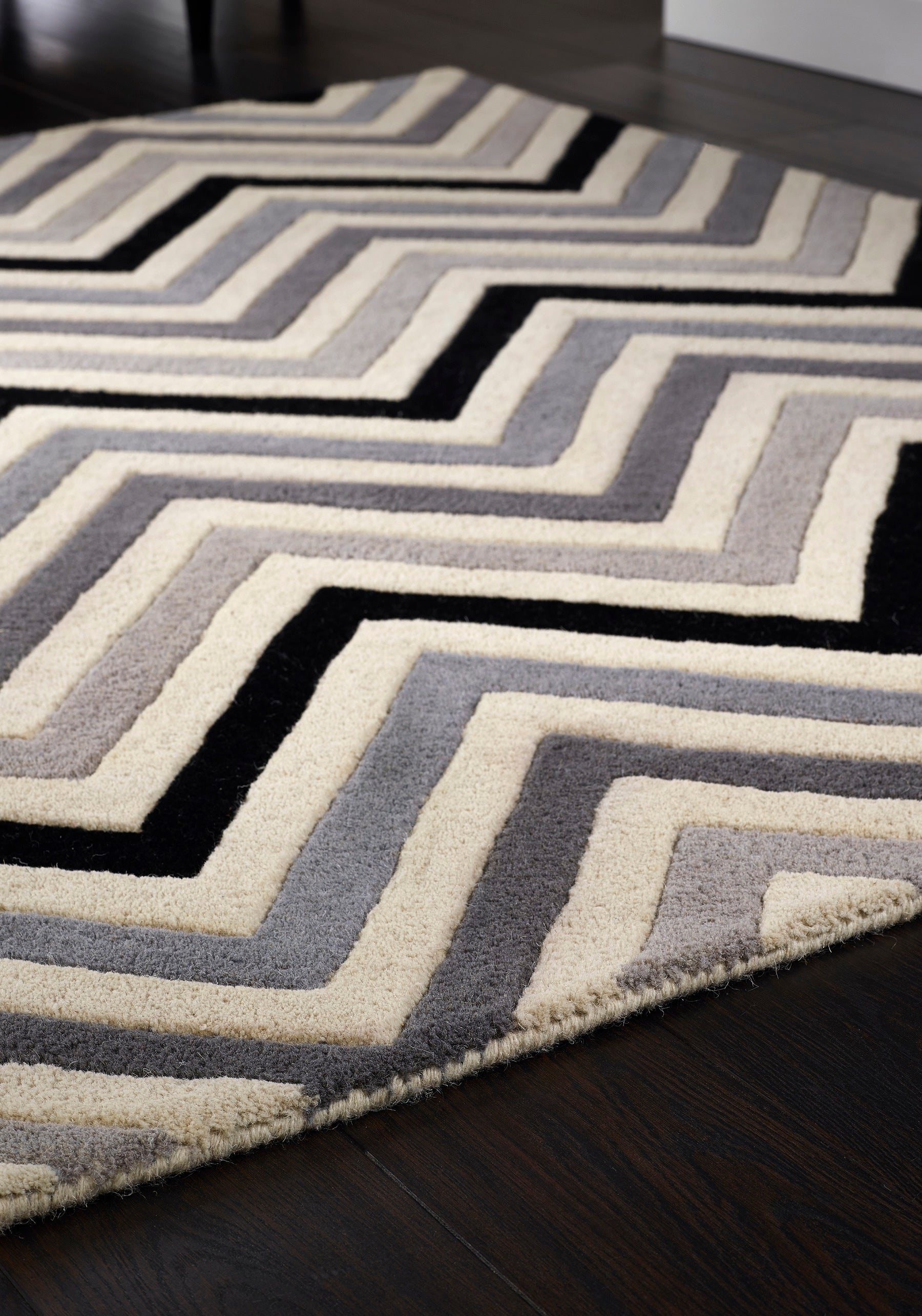 Modern zigzag rug in black grey and cream